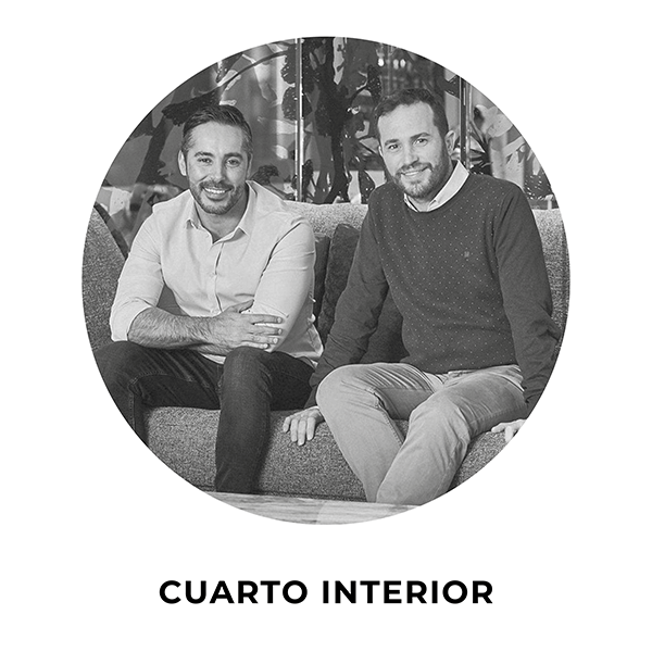 Cuarto de interior moderno con decoración elegante y luminosa